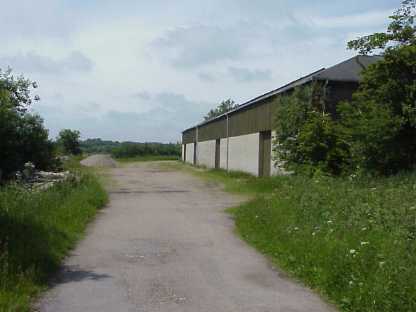 Zufahrt zum ehemaligen Flugzeughangar, Vorderfront (Thorsten Klahn 2003)
