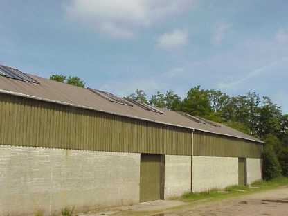 Blick von der anderen Seite. Vorderfront mit Dachfenster. (Thorsten Klahn 2003)