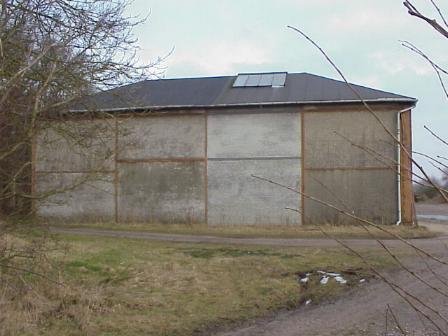 Seitenansicht. Stahlfachwerk, Dachfenster. (Thorsten Klahn 2003)